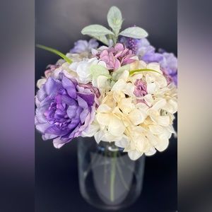 Elegant Serenity: A Captivating Floral Symphony in Shades of Purple and Cream